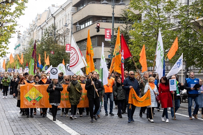 Apie pusė tūkstančio žmonių Vilniuje reikalauja didesnių algų ir orių darbo sąlygų