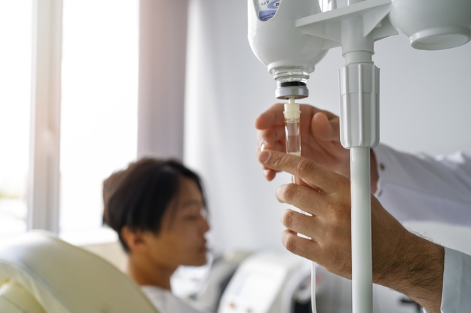 Mediko mirtis išryškino dėl COVID-19 atsiradusią įtampą Kinijos ligoninėse
