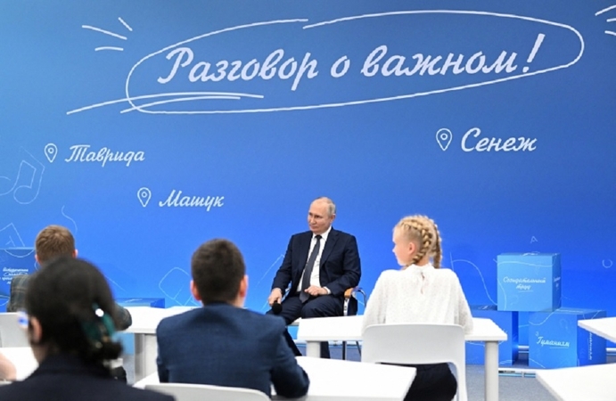 Tęsiantis karui Ukrainoje, V. Putinas mokiniams tvirtino, kad neįmanoma nugalėti Rusijos