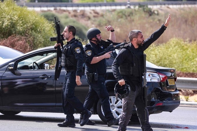 Izraelyje per „Hamas“ puolimą žuvusių žmonių skaičius viršijo 700