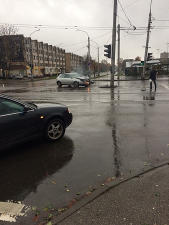 Savanorių prospekte „Audi“ automobilis taranavo stulpą