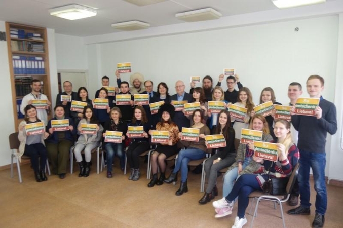Užsienio baltistikos studentai Lietuvai siunčia originalų pasveikinimą