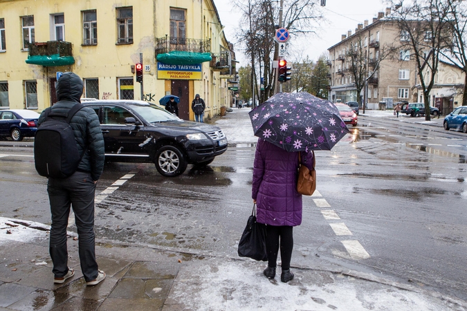 Pirmo sniego krikštas sostinei: 22 automobiliai nuvažiavo nuo kelio