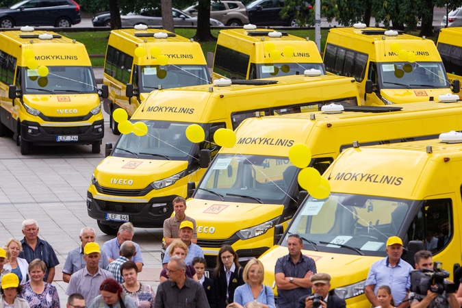 Mokykloms perduota beveik pusė šimto geltonųjų autobusų
