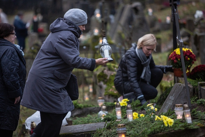 Sinoptikai Vėlinių savaitgaliui žada sausesnius, bet vėsesnius oraus