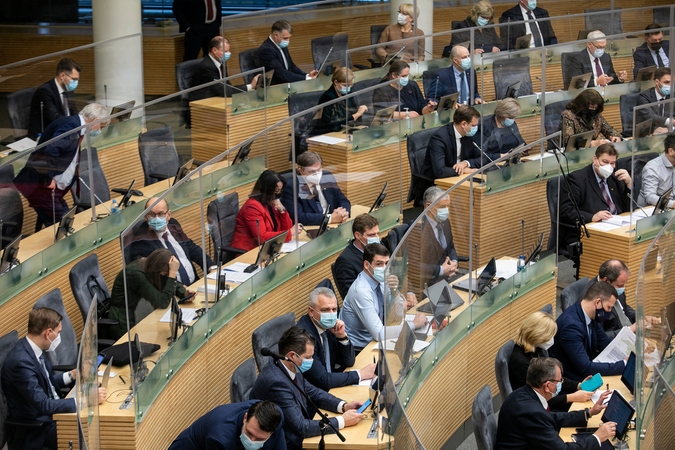 KT: draudimas į Seimą išrinktam politikui pasirinkti mandatą prieštarauja Konstitucijai