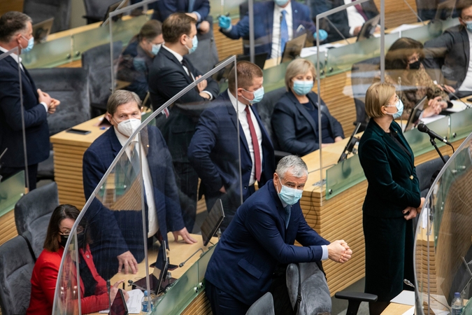 Seimo salėje – opozicijos protestas: apkaltino valdančiuosius diktatu