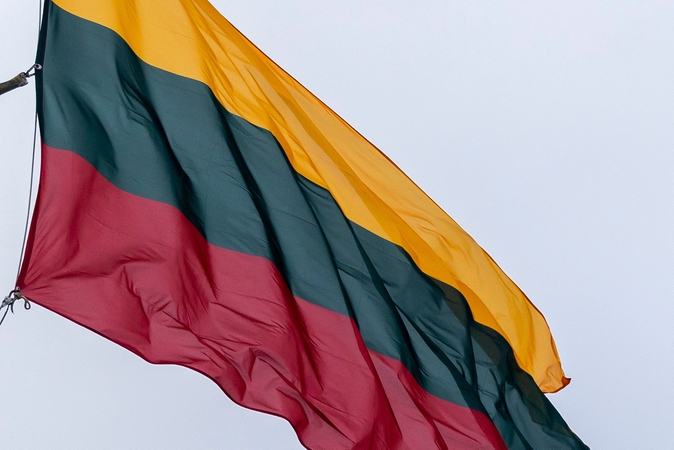 Seime – siūlymas nebausti per šventes neiškėlusių vėliavos prie negyvenamų namų