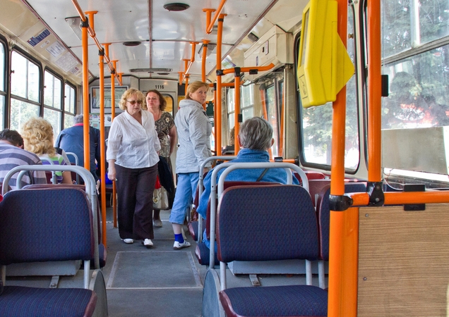 Vilniaus troleibuse ir autobuse nugriuvo ir susižalojo dvi moterys