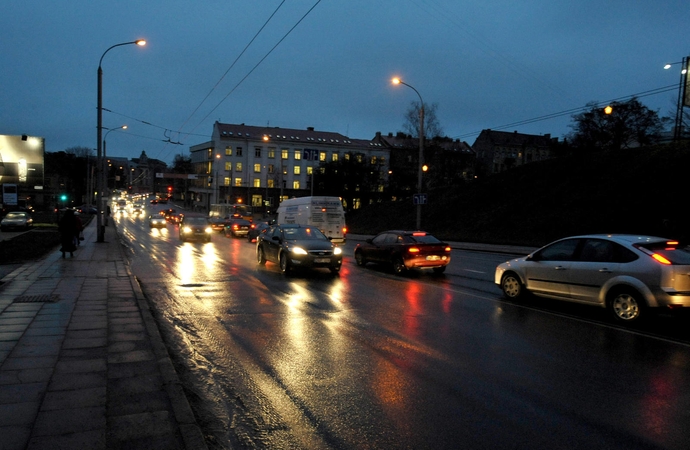 Kelininkai įspėja: naktį eismo sąlygas gali sunkinti plikledis