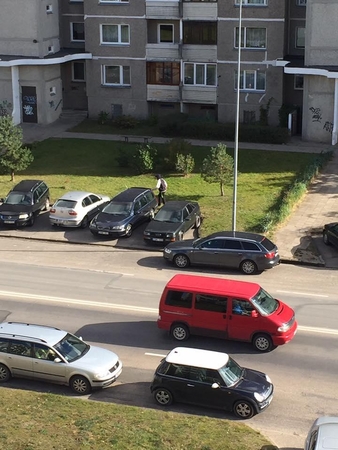 Užfiksavo neabejingi gyventojai: vyras su gobtuvu ieškojo, ką pavogti?