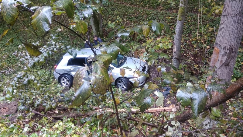 Vilniuje susidūrė du automobiliai: vienas – griovyje