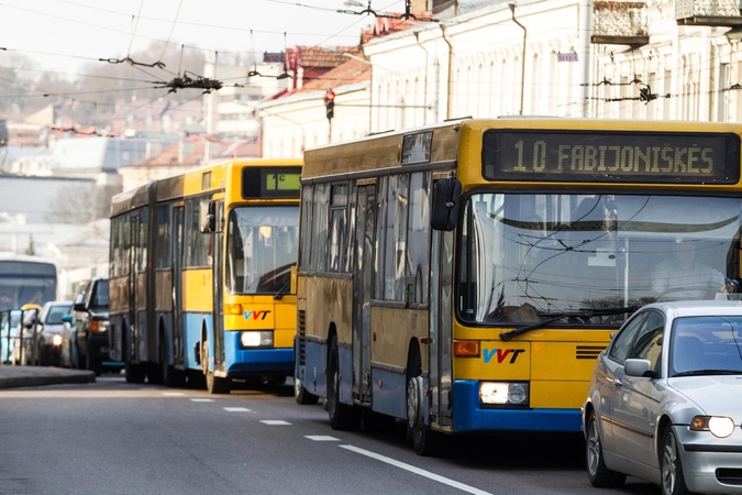 Vilniuje didinami viešojo transporto vairuotojų atlyginimai