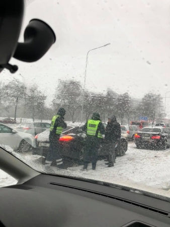 Sniegas įsismarkavo ir sostinėje: pasipylė avarijos, kemšasi gatvės