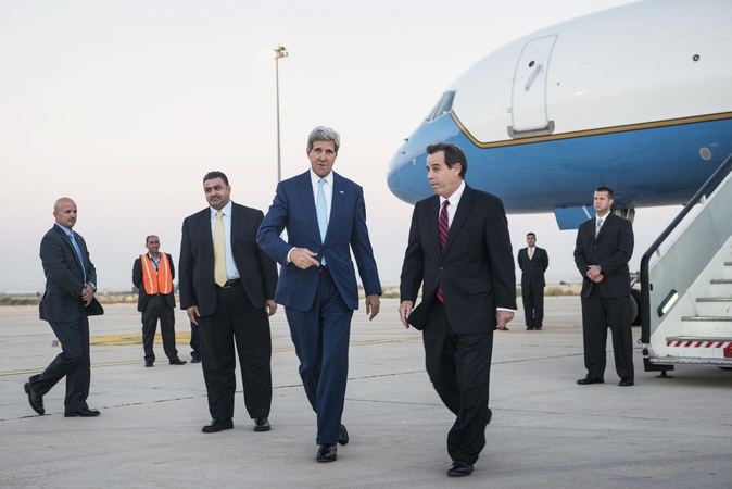 JAV diplomatijos vadovas J. Kerry netikėtai atvyko į neramumų krečiamą Iraką