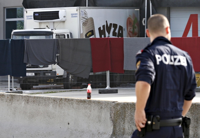 Austrijoje sunkvežimyje rastų negyvų migrantų skaičius perkopė 70