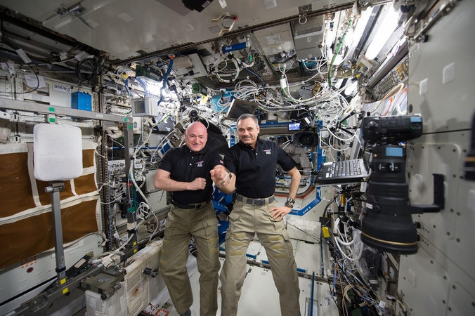 Beveik metus kosmose praleidę astronautai sėkmingai grįžo į Žemę