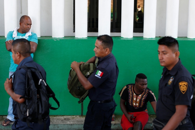 Meksikoje avariją patyrusiame sunkvežimyje rasta 110 dūstančių migrantų