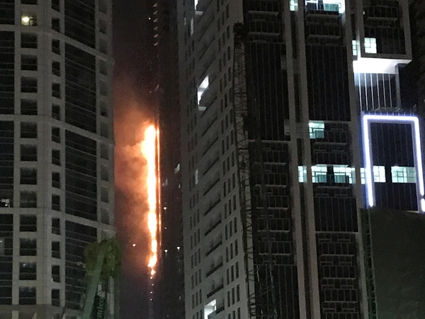 Dubajuje liepsnojo dar vienas dangoraižis, ugnis greitai užgesinta