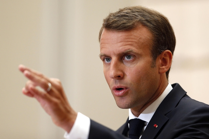 E. Macronas remia sankcijas migrantų neįsileidžiančioms ES valstybėms