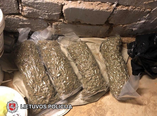 Jauni vilniečiai narkotikus platino didžiuliais kiekiais: rasta 20 kg kanapių