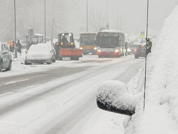 Sniegas sukėlė sąmyšį Vilniaus gatvėse: pasipylė avarijos, strigo eismas