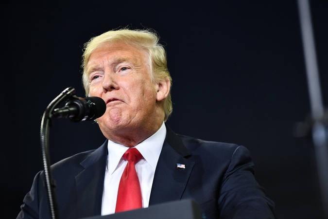 D. Trumpas grasina žiniasklaidai atsakomuoju smūgiu