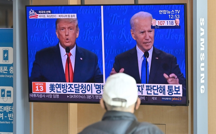 JAV žiniasklaida: J. Bidenas jau užsitikrino 209 rinkiko balsą, D. Trumpas – 116