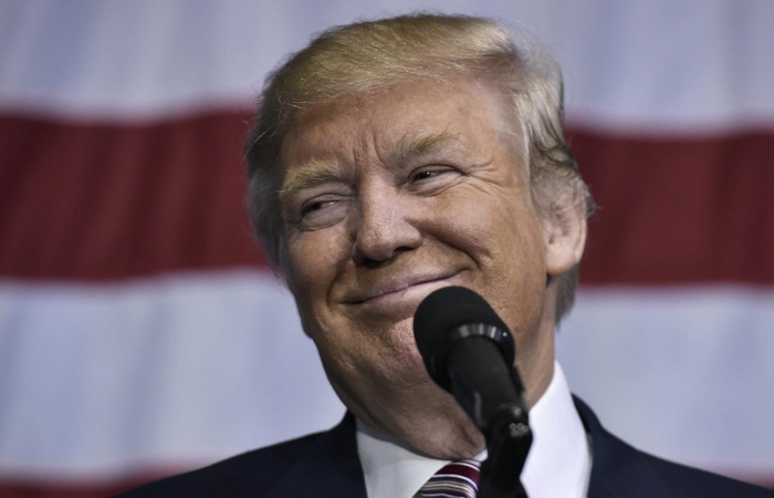 D. Trumpą lygina su šokančia meška