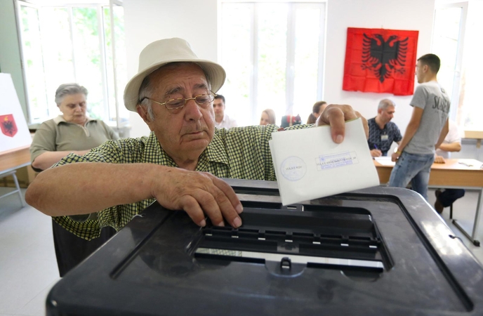 Albanai balsuoja galvodami apie stojimo į ES derybas