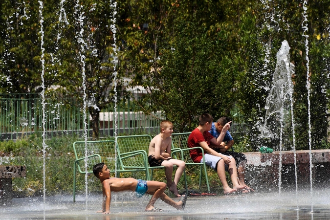 Rugpjūtį pradėsime su tropiniu karščiu, atokvėpis – gal tik kitą savaitę