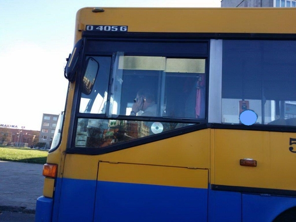 Policininkai pričiupo vairuojantį ir telefonu kalbantį autobuso vairuotoją