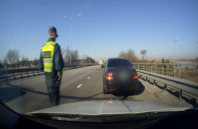 Pavojingai važiavusiame automobilyje – narkotikai ir policijos ženklas