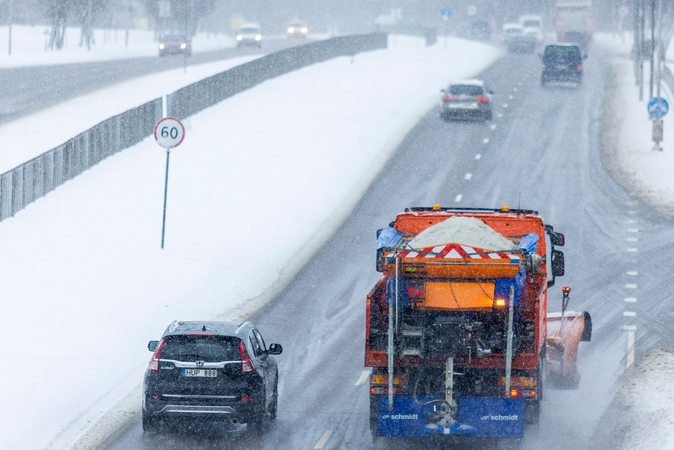Kelininkai įspėja: savaitgalį eismo sąlygos bus sudėtingos, formuosis plikledis