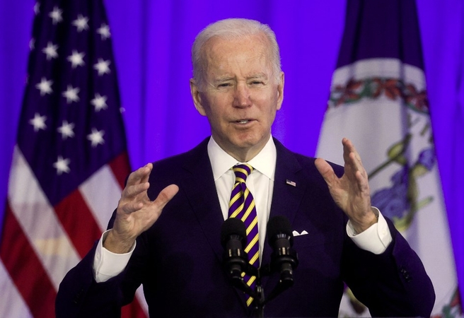 J. Bidenas paragino amerikiečius „dabar pat“ išvykti iš Ukrainos