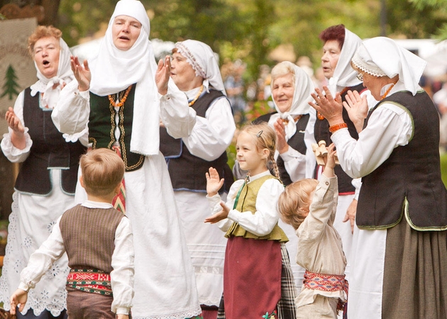 Dainų šventės Folkloro diena: su ugnimi, varpais ir milžinais