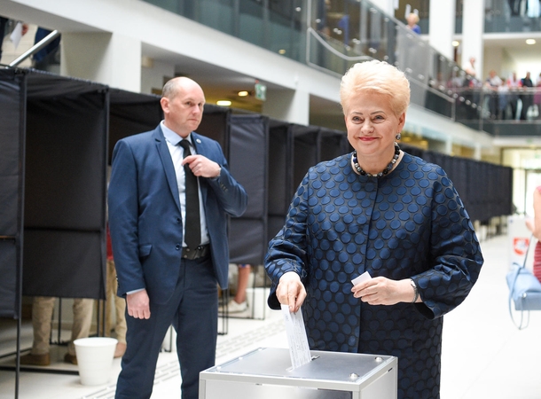 Balsavo D. Grybauskaitė: mums pasisekė dėl antrojo turo kandidatų