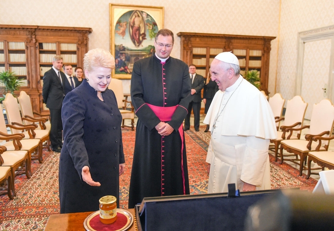 D. Grybauskaitė pakvietė popiežių į Lietuvą ir padovanojo jam medaus