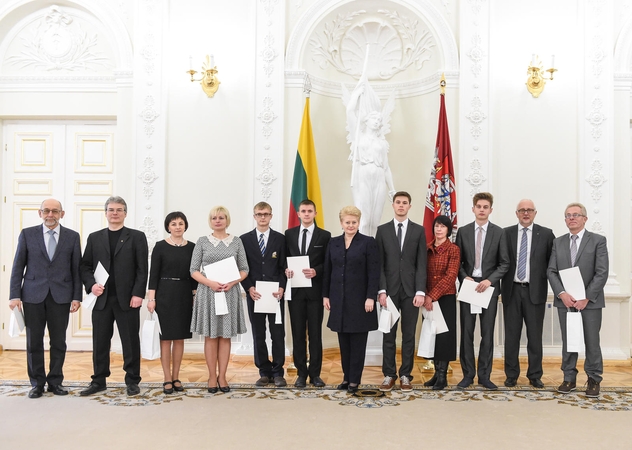 Prezidentūroje apdovanoti tarptautinių olimpiadų nugalėtogai