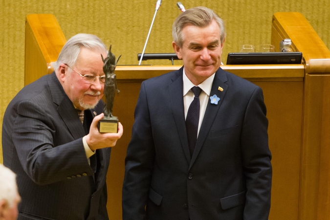 Šurmulį dėl statuso V. Landsbergiui sukėlęs V. Pranckietis nebeskuba