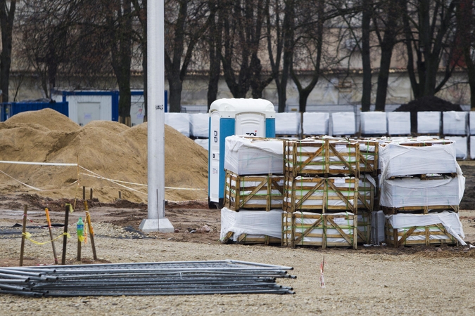 Remontuojamoje Lukiškių aikštėje – aliarmas dėl sprogmens
