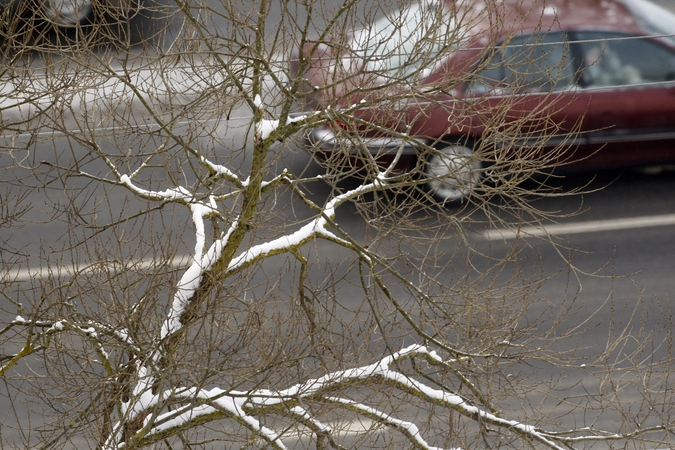 Įspėja vairuotojus: eismo sąlygas kai kur sunkina sniegas