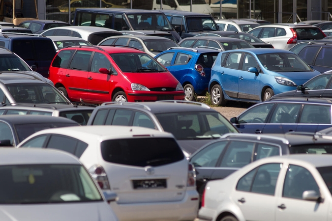 Kokios spalvos automobiliai rečiausiai papuola į eismo įvykius?