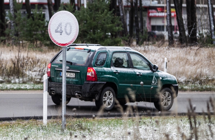 Kelininkai: dauguma Lietuvos kelių sausi, vietomis yra išlikusių šlapių ar slidžių