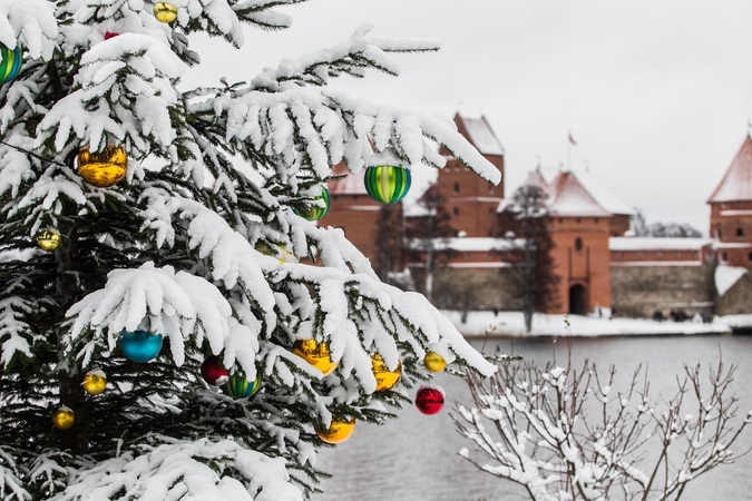Kaip Kalėdų seneliai Trakų pilyje prisišaukė žiemą