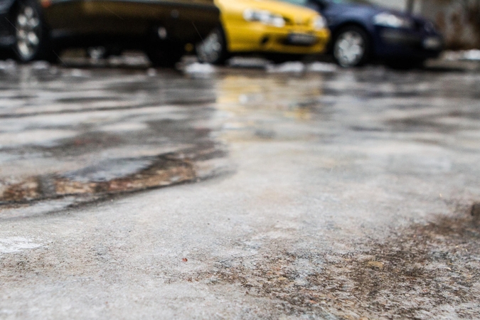Šiaurės Lietuvoje eismą sunkina plikledis
