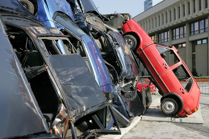 Sudaužytų automobilių kompozicija „Requiem LT“