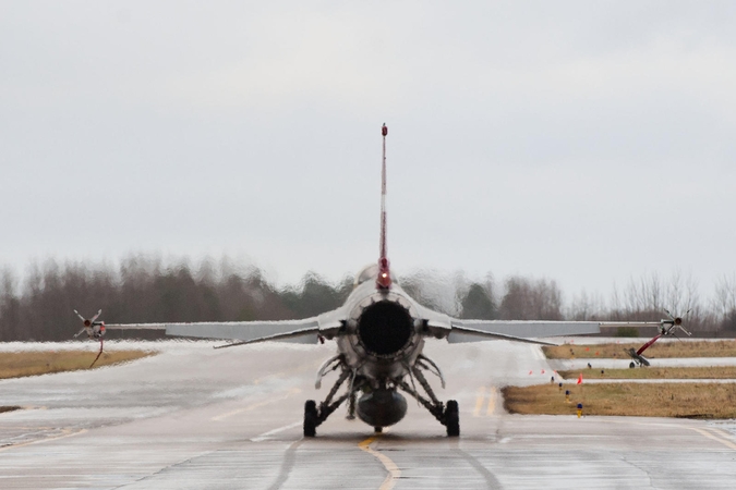 NATO naikintuvai triskart kilo palydėti rusų karinių orlaivių