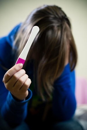 Pastojusi paauglė žinių apie kontracepciją veikiausiai sėmėsi internete