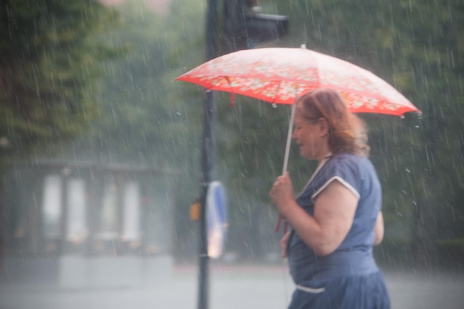 Orai: darbo savaitės pabaiga – su liūtimis ir škvalu